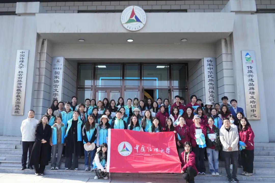 同学们亲历水稻育苗