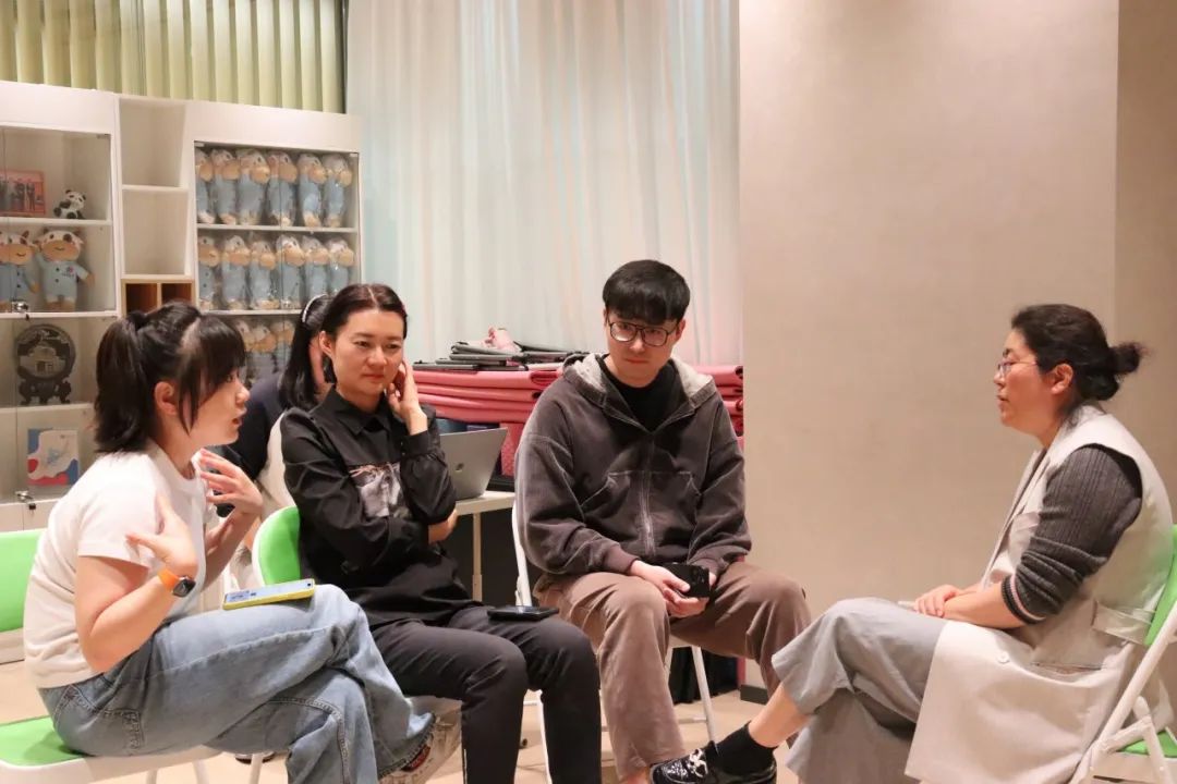 并通过破冰团体活动引导团队互动